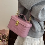 粉色条纹定型方盒包斜挎包，2024潮时尚百搭休闲网红手提小包包