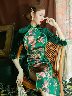绿色丝绒旗袍年轻款少女，改良版气质优雅复古中国风连衣裙长款秋季