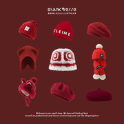 防寒红色新年保暖针织帽，时尚防风护耳字母毛线，帽子女冬季贝雷帽