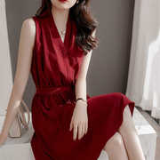 红色连衣裙高级感显白气质(白气质，)时髦宴会礼服，裙v领收腰显瘦夏季背心裙