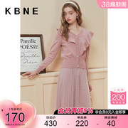 粉色v领连衣裙套装，女kbne2023年秋冬时尚，设计感木耳边针织衫