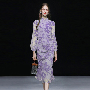 2024春季新中式国风立领丝绒剪花设计优雅紫色抽褶旗袍裙