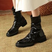 复古黑色褶皱短靴子女小众，设计欧美厚底粗跟切尔西女靴，平底马丁靴