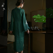 江南范深绿色苎麻改良低领旗袍刺绣2023年国风可以上班穿的连衣裙