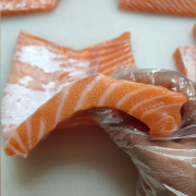 挪威三文鱼刺身鱼腩340克日料即食生鱼片现切现发包品质可发
