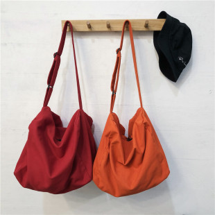 红色橘色斜跨帆布包，小红书博主同款单肩包出行旅游大容量包女背包