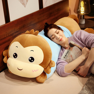 布娃娃女孩抱着睡公仔长条，抱枕女生猴子玩偶睡觉的抱毛绒玩具床上