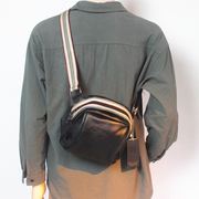 日系复古斜挎包大容量单肩拉链背包，休闲斜背包胸包潮男包包水桶包