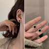 小方块珍珠耳钉2024年黑色高级感气质，耳环设计感小巧简约耳饰