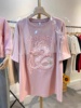 粉色磨毛短袖T恤女春季中长款龙年重工刺绣体恤搭配鲨鱼裤的上衣