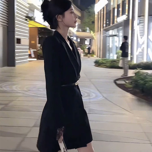 法式职业V领西装蕾丝连衣裙2025春季新款拼接收腰显瘦小黑裙1842