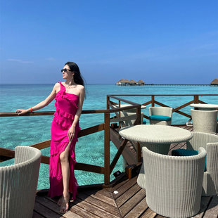 马尔代夫海边旅游度假沙滩长裙，超仙荷叶边飘逸开叉斜肩吊带连衣裙