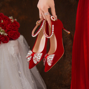 粗跟绒面红色婚鞋一字扣尖头，高跟鞋水钻蝴蝶结配秀禾服的宴会鞋