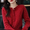 m家红色羊毛针织开衫，女秋冬气质百搭圆领，麻花纹毛衣外套