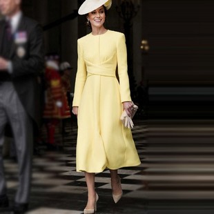凯特王妃同款2024春秋女装，圆领长袖高级感淡黄色，中长连衣裙潮