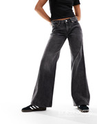 英国12.022023潮流，导向女装休闲深色，宽松牛仔裤