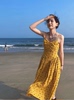 海边度假沙滩裙复古黄色碎花吊带连衣裙女旅游穿搭过膝显瘦长裙子
