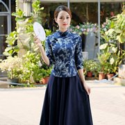 中式中国风改良版唐装女士，古韵青花质感，优雅旗袍上衣套装