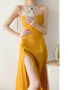 姜黄色(姜黄色)亚麻吊带连衣裙，女夏季法式设计感小众甜辣性感收腰开叉裙子