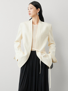 因由新中式国风西装v领白色秋冬百搭提气质，上衣高级感别致短外套