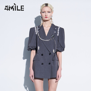 4mile设计师品牌灰色重工，珍珠链装饰立体袖西装裙