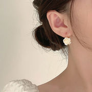 法式珍珠山茶花耳饰女夏天白色花朵，耳环高级感轻奢耳钉设计感耳坠