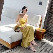 夏季旅游度假裙，海边沙滩裙黄色长裙超仙性感露背吊带连衣裙女