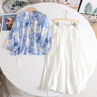 高颜值套装!2024夏法式(夏法式)蓝色印花衬衫，搭配高腰口袋白色半身裙