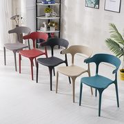 塑料椅子家用现代简约餐椅，靠背椅咖啡厅奶茶店主题，餐厅桌椅牛角椅