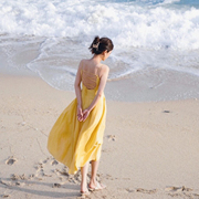 黄色超仙小个子三亚旅游衣服，露背海边度假沙滩裙，吊带连衣裙女夏季