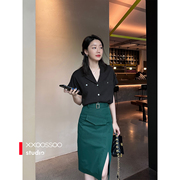 xxoossoo演绎复古摩登风潮，墨绿色大口袋直筒，开叉半裙显气质时髦
