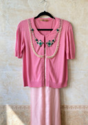 粉色针织开衫搭配祖母绿宝石，水钻珍珠项链女装vintage