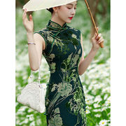 2022年复古风改良无袖夏季长款优雅连衣裙，高档真丝绒绿色旗袍