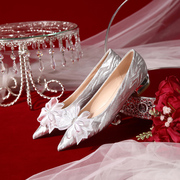 低跟婚鞋女蝴蝶结水晶公主新娘鞋2024年银色法式宴会平底单鞋