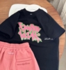 波拉韩国童装2024夏女童休闲短袖男童时尚荧光边粉色字母T恤