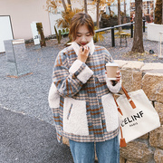 格纹羊羔毛外套(毛外套，)女短款2023冬韩版减龄加厚设计感拼接