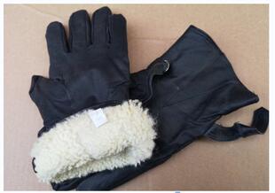 峥嵘岁月户外 黑色羊毛手套 寒区皮手套 皮毛一体的冬季防寒手套
