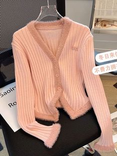 v领外搭粉色针织开衫，女2023秋冬款气质，洋气单排扣小衫设计感上衣