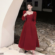 红色方领丝绒连衣裙女秋季法式复古气质高级设计感别致赫本风裙子