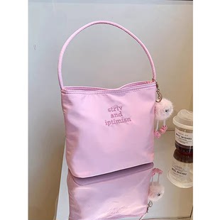尼龙布手提包女小众，独特设计感粉色，小包包2024腋下水桶单肩包