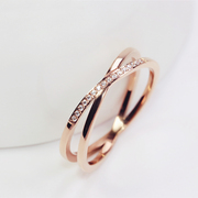 气质闪锆交叉戒指钛钢，镀18k玫瑰金尾戒女食指，指环戒子饰品设计感