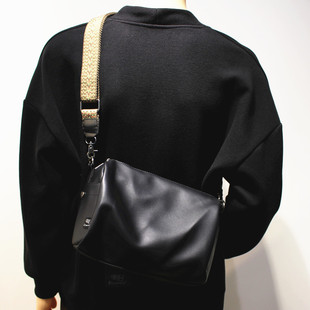 韩国ins斜挎包简约设计小众男单肩包女学生，包软皮(包软皮)拉链背包ipad包