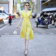 2024法式裙子女夏季高腰显瘦a字减龄，镂空蕾丝拼接黄色连衣裙