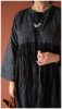 丝棉外套injiri春季印度手工织布扎染黑色，纽扣圆领长袖连衣裙