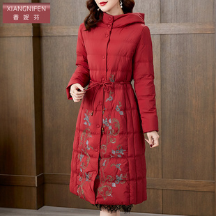 红色时尚洋气绣花系带收腰连帽白鹅绒羽绒服女2022冬妈妈外套
