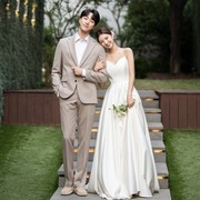 珍珠吊带婚纱2024韩式简约森系旅拍裙，缎面轻婚纱订婚登记礼服