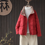 202390白鸭绒(白鸭绒)羽绒服，女短款文艺立领，宽松红色拉链轻薄保暖外套