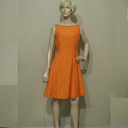 菲妮迪公司样衣橙色一字领真丝，桑蚕丝露背无袖连衣裙低价销售