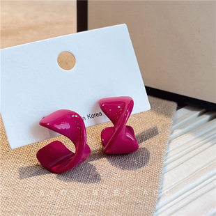 韩国进口小众设计师款扭扭独特造型玫红色c型耳环饰品