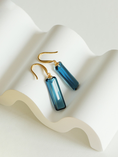 高级感设计深海蓝色透明玻璃，水晶体耳环简约时尚，长方形长款耳坠女